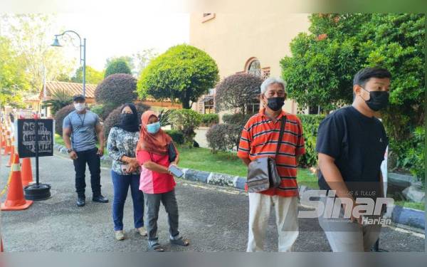 Sebahagian orang ramai beratur untuk mendapatkan nombor giliran.