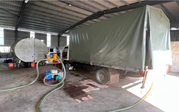 Sebuah premis yang dijadikan stor simpanan diesel di Jalan Kempas Lama Skudai diserbu PPM Wilayah Dua, pada Khamis.