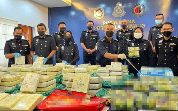 Mohd Shuhaily (tiga dari kanan) menunjukkan dadah yang dirampas dalam kesemua serbuan dijalankan bermula 28 hingga 31 Mac lalu.