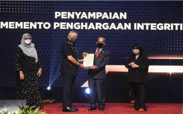 Acryl Sani (dua kiri) dalam Majlis Apresiasi EAIC Bersama Agensi Penguatkuasaan Seliaan di Pusat Konvensyen Antarabangsa Putrajaya, pada Jumaat.