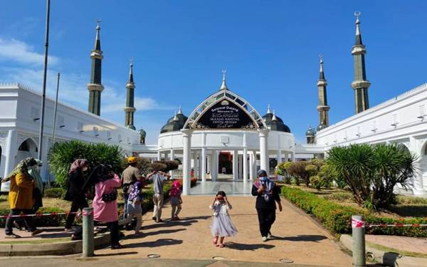 Masjid Kristal dikunjungi orang ramai selepas dibuka semula kepada pengunjung bermula Jumaat.