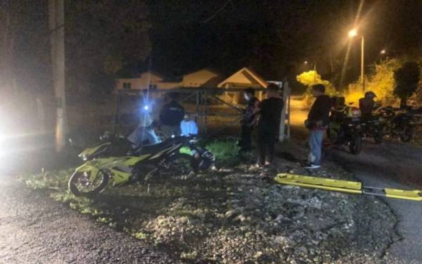 Seorang lelaki maut selepas motosikal ditunggang dipercayai hilang kawalan di Kilometer 8 Jalan Kuala Pilah-Tampin pada Jumaat. - Foto PDRM