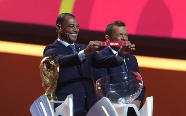 Legenda Brazil, Cafu dan legenda Jerman, Lothar Matthaus semasa undian kumpulan pusingan akhir Piala Dunia Qatar 2022 di Doha.