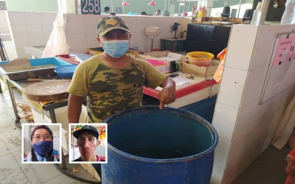 Ghazali menunjukkan tong yang digunakan untuk mengambil air dari kawasan berhampiran selepas berlaku gangguan bekalan air di bangunan pasar sejak Jumaat. (Gambar kecil dari kiri: Nurzamzarina, Irwan)