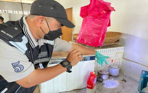 Mohd Wazir menunjukkan najis tikus yang ditemui di atas meja yang digunakan untuk meletak produk akhir di premis yang diperiksa.