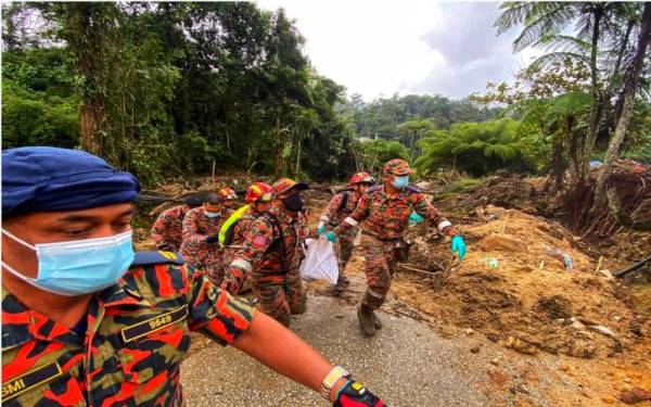 Mayat seorang wanita Orang Asli yang hilang lima hari lalu selepas dihanyutkan arus deras akibat banjir kilat di Kampung Sungai Ubi di sini, ditemukan pada Sabtu. - Gambar ihsan JBPM