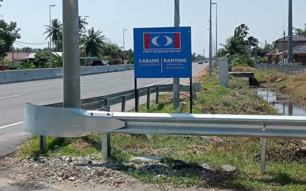 Papan tanda PKR yang didakwa menghalang pemandangan pengguna jalan raya yang ingin masuk ke simpang jalan di Simpang Lima, Sungai Besar.