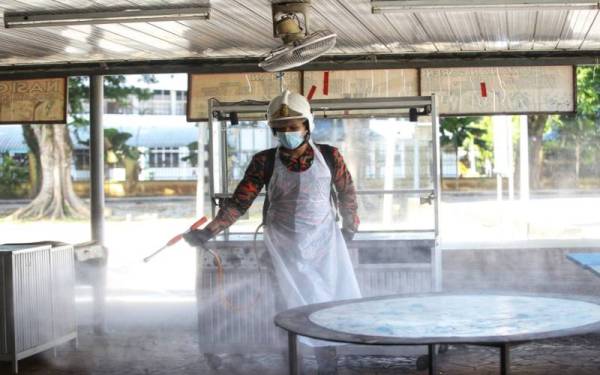 Anggota JBPM melakukan sanitasi di sebuah kedai di tapak bazar Ramadan di pekan Kuala Nerang di sini pada Sabtu.