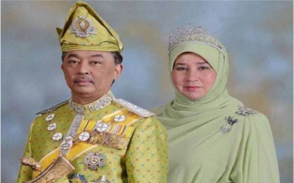 Yang di-Pertuan Agong, Al-Sultan Abdullah Ri’ayatuddin Al-Mustafa Billah Shah dan Raja Permaisuri Agong, Tunku Hajah Azizah Aminah Maimunah Iskandariah berkenan menjalani kuarantin kendiri di Istana Negara selepas disahkan positif Covid-19.