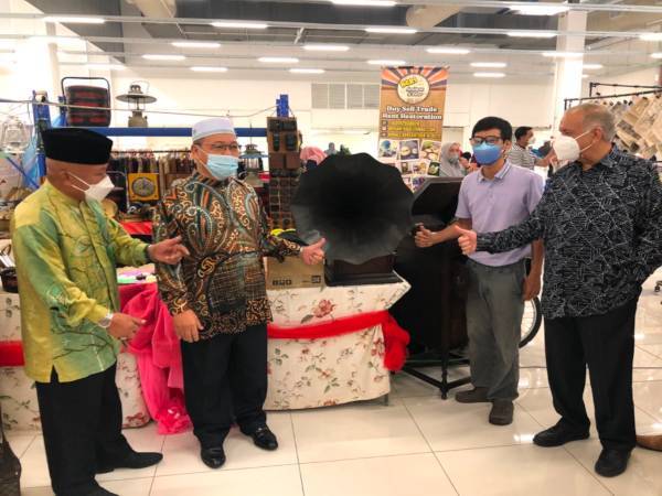 Ameer (kanan) dan Md Anizam Ab Rahman (dua dari kiri) melawat gerai barangan antik di Bazar Siti Hawa.