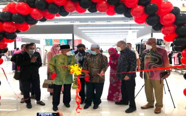 Md Anizam (empat dari kanan) merasmikan Bazar Siti Hawa Mydin Tunjong sambil disaksikan Ameer (dua dari kanan).