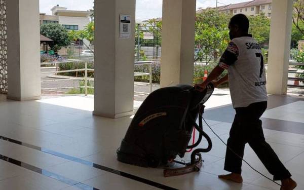Salah seorang pekerja masjid yang sedang membersihkan masjid bagi persediaan untuk solat sunat tarawih pada Sabtu ini.