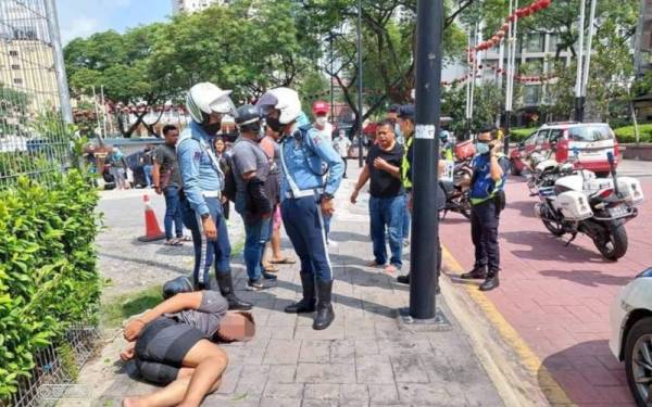 Gambar Warden trafik Dewan Bandaraya Kuala Lumpur (DBKL) menangkap peragut yang dikongsi di Facebook.