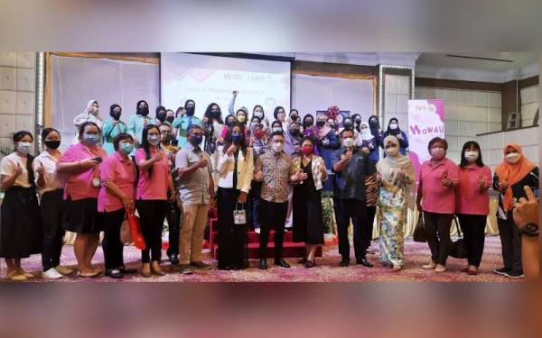 Lian Ker (berdiri, depan,tengah) bersama 120 peserta pada program Women Of Wisdom @iLead anjuran Kementerian Belia dan Sukan di sebuah hotel pada Sabtu.