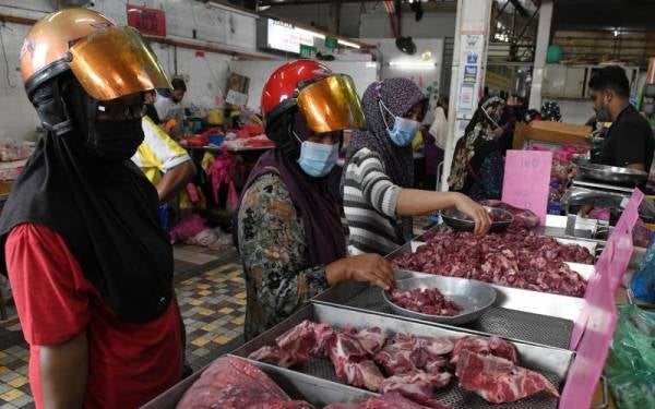 Kenaikan harga barang turut mempengaruhi harga bufer Ramadan namun masih ramai yang menempah untuk berbuka puasa bersama keluarga. - Gambar hiasan