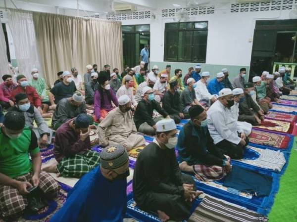 Jemaah surau Alhijrah, Bandar Springhill, Port Dickson menunaikan solat tarawih pada hari pertama sempena Ramadan dengan mematuhi SOP yang ditetapkan.