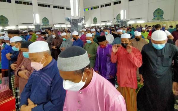 Ruang solat utama Masjid Muhammad Al-Fateh, Taman Jati di sini penuh dengan saf solat dirapatkan ketika solat sunat Tarawih yang bermula pada malam ini.