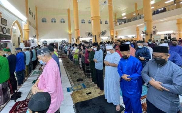 Masjid Bandar Baru Air Itam dipenuhi jemaah yang hadir menunaikan solat tarawih pertama.