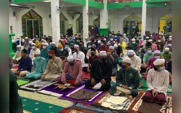Ramai jemaah yang berpeluang menunaikan solat sunat tarawih di Masjid Assa'adah Pengkalan Batu di sini, pada malam Sabtu.