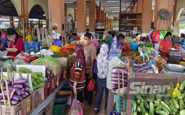 Bahagian sayur di Pasar Awam Batu Gajah sesak dengan pengunjung yang membeli belah.