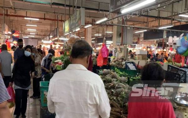 Keadaan Pasar Awam Larkin yang dilihat mulai sesak dengan kehadiran orang awam yang mahu mendapatkan barangan keperluan harian.