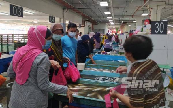 Orang awam yang dilihat ke Pasar Harian Selayang bagi membeli keperluan bahan mentah.