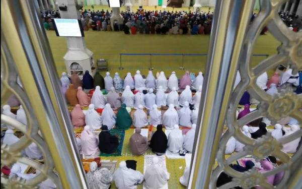 Kira-kira 500 jemaah lelaki dan wanita menunaikan solat tarawih di Masjid Al-Muktafi Billah Shah, di Ladang, Kuala Terengganu.