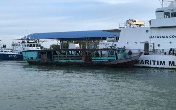 Bot yang dikendalikan oleh seorang warga tempatan bersama dua kru warga Indonesia itu ditahan kira-kira jam 6.15 petang.