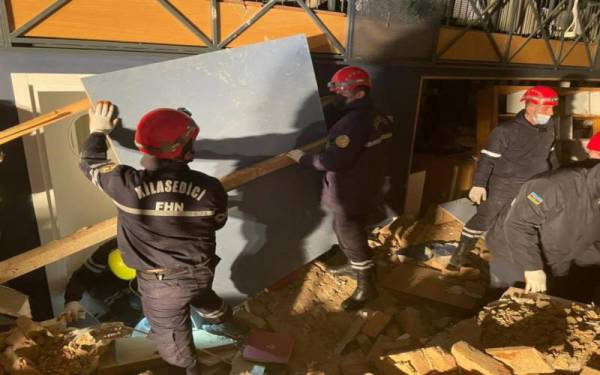 Pasukan penyelamat mencari melalui runtuhan berikutan letupan pada Ahad. Foto Twitter/Kementerian Situasi Kecemasan Azerbaijan.
