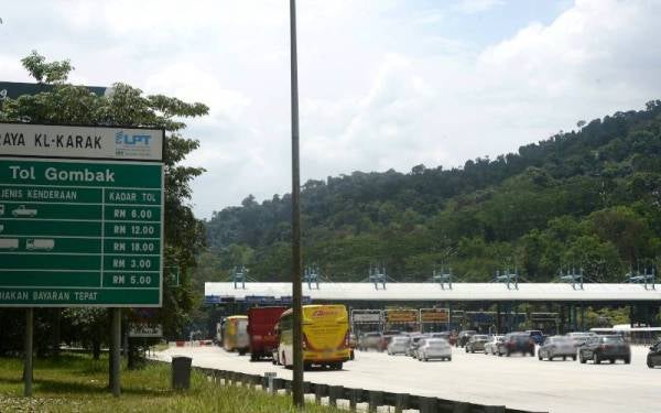 Keadaan Aliran trafik Plaza Tol Gombak arah Lebuhraya Pantai Timur berjalan dengan lancar ketika tinjauan sekitar 12 tengah hari pada 2 April. - Foto Bernama
