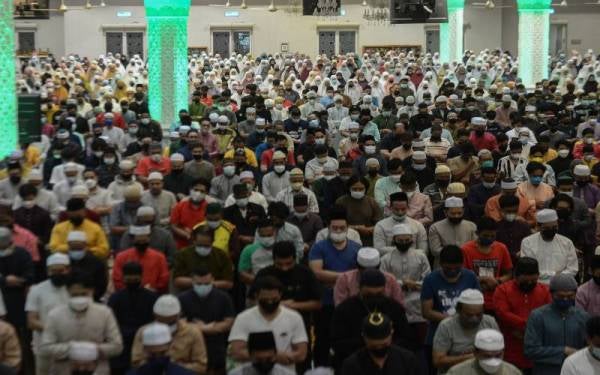 Jemaah menunaikan solat sunat tarawih secara berjemaah yang kembali dirapatkan saf setelah negara ini memasuki fasa peralihan endemik. - Foto Bernama