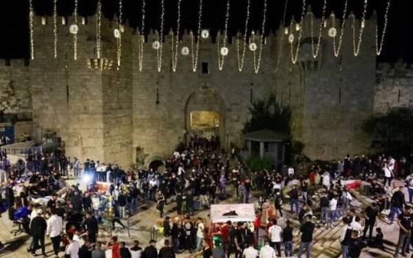 Gambar fail menunjukkan penduduk Palestin berkumpul di luar pintu gerbang Damsyik di Kota Lama Baitulmaqdis pada 2 April 2022. - Foto AFP