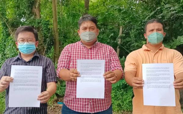 Mohamad Hairul Amir (tengah) bersama Khairol Najib (kanan) dan Kam Foon menunjukkan kenyataan bersama yang dikeluarkan berhubung isu penjualan tanah lapangan terbang.