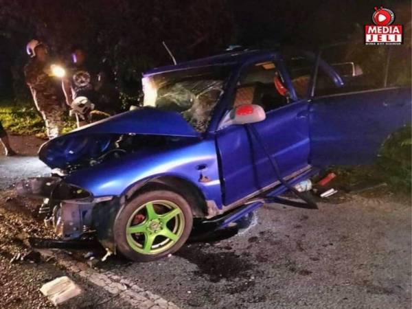 Seorang lelaki maut selepas kereta jenis Proton Wira yang dinaiki bersama isteri dan dua anaknya bertembung dengan sebuah lagi kenderaan di Kilometer 86 Jalan Kota Bharu-Machang-Grik, di Jeli pada Isnin. - Foto Ihsan pembaca