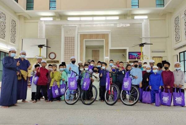 Sebahagian daripada 70 peserta berusia tujuh tahun ke atas yang turut diberikan hadiah kerana menyertai program bagi menggalakkan anak-anak menunaikan solat Subuh berjemaah di masjid.
