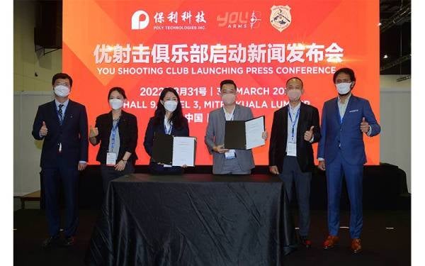 Zhang Ze (tiga dari kiri) yang diiringi wakil syarikat itu, Hu Hao (kiri) dan Jenny bersama Pei Wah (tiga dari kanan) diapit Pengarah Pembangunan Perniagaannya, Datuk Tan Teck Chuan (dua dari kanan) dan Rakan Kongsi Bersekutu You Shooting Club, Fahrizal Hassan (kanan) selepas majlis tandatangan di MITEC.