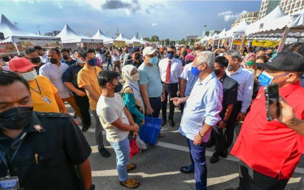 Perdana Menteri, Datuk Seri Ismail Sabri Yaakob beramah mesra dengan orang ramai semasa melakukan tinjauan di Bazar Ramadan Putrajaya 2022 Presint 3, pada Isnin. - Foto Bernama 