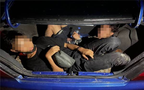 Dua lagi PATI Myanmar sanggup bersembunyi di bahagian bonet kereta.