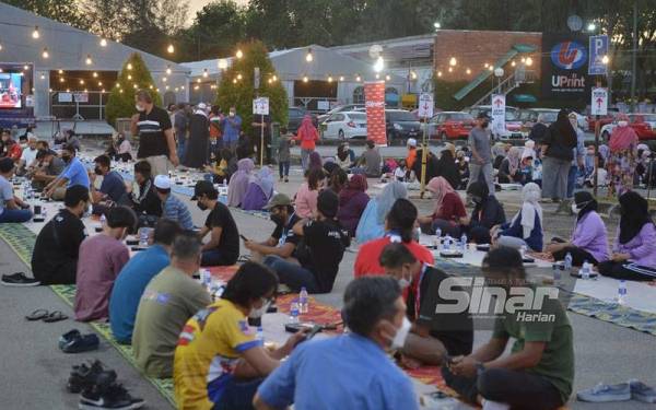 Suasana Program Iftar Ala Madinah@Karangkraf yang berlangsung di Dataran Karangkraf di sini, pada Isnin. - Foto SINAR HARIAN /ASRIL ASWANDI SHUKOR.