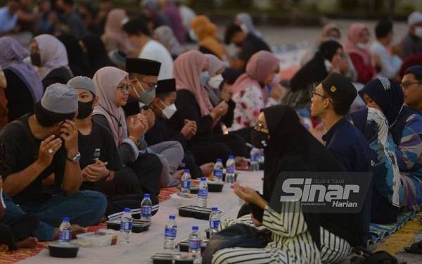 Suasana orang ramai yang hadir bagi mengikuti Program Iftar Ala Madinah@Karangkraf yang berlangsung di Dataran Karangkraf di sini, pada Isnin. - Foto SINAR HARIAN /ASRIL ASWANDI SHUKOR.