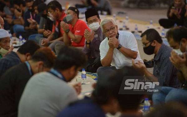 Pengerusi Lembaga Pengarah Kumpulan Karangkraf Sdn Bhd, Datuk Dr Hussamuddin Yaacub (tiga dari kanan) turut hadir berbuka puasa bersama orang ramai dalam Program Iftar Ala Madinah@Karangkraf yang berlangsung di Dataran Karangkraf di sini, pada Isnin. - Foto SINAR HARIAN /ASRIL ASWANDI SHUKOR.