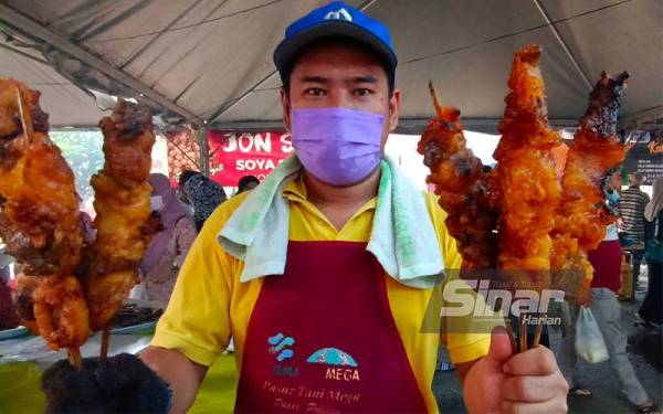Lemak bakar dijual dengan harga RM8 secucuk oleh Norherman.