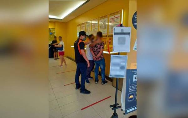 Operasi bermula jam 2 petang pada Sabtu lepas itu menyasarkan premis-premis perjudian yang dikesan menjadi tumpuan orang ramai. - Foto JAIPk