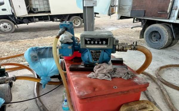 Pam minyak diesel antara dirampas Batolian 5 PGA Simpang Renggam di sebuah premis yang menjalankan kegiatan penyeludupan diesel bersubsidi di Taman Wawasan, Kulai.