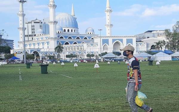 Sebanyak 140 petak disediakan untuk pengunjung yang ingin berbuka puasa di padang MBK1, Kuantan.
