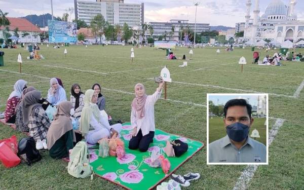 Ain Shahirah (kanan) merakam gambar kenangan selepas berpeluang berbuka puasa di padang MBK1 pada Isnin. (Gambar kecil: Hamdan)