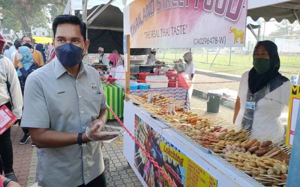 Hamdan melawat bazar Ramadan di di Mahkota Square di sini pada petang Isnin.