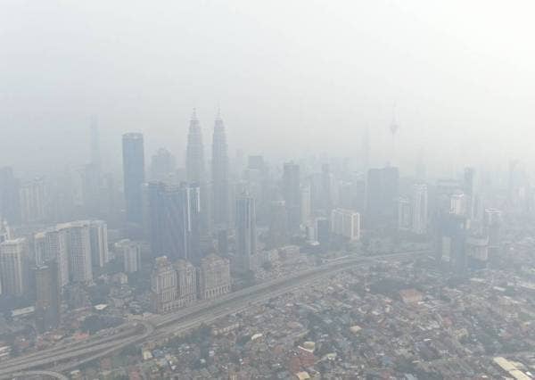 Kira-kira 99 peratus penduduk dunia didapati menghirup udara yang tidak sihat melebihi had kualiti udara ditetapkan WHO. - Gambar hiasan