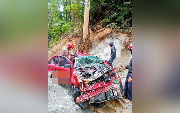 Keadaan kereta yang dipandu seorang lelaki berusia 49 tahun yang terjatuh ke dalam gaung di KM5.6 jalan naik Genting Highlands pada Selasa. - Foto ihsan JPBM