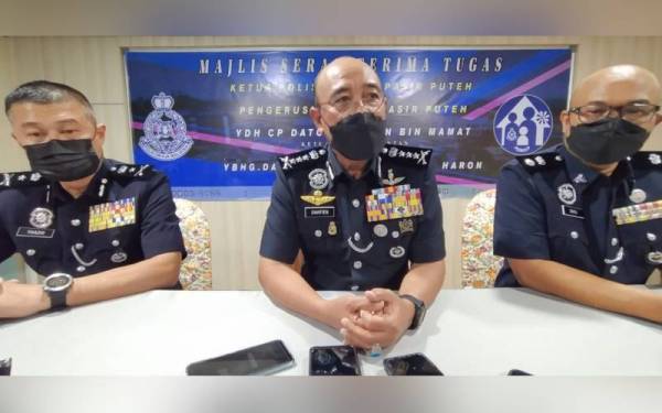 Shafien (tengah) semasa sidang media selepas Serah Terima Tugas Ketua Polis Daerah Pasir Puteh di IPD Pasir Puteh pada Selasa.